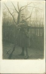 Vojak se zbrani u plotu
