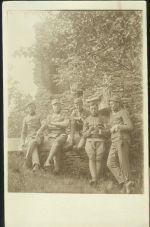 Skupina vojaku na zahrade
