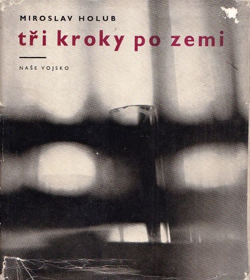 Tri kroky po zemi - Holub Miroslav | antikvariat - detail knihy