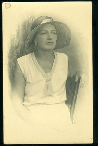Pani ve slamenem klobouku | antikvariat - detail pohlednice