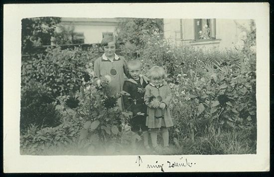 Deti v zahrade | antikvariat - detail pohlednice