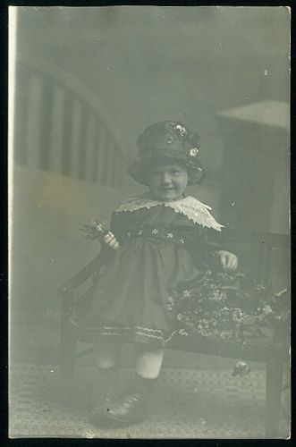 Dite v klobouku | antikvariat - detail pohlednice
