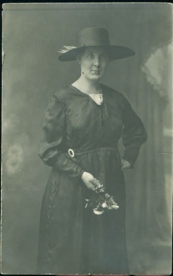 Dama v klobouku  Anda Stepanova | antikvariat - detail pohlednice