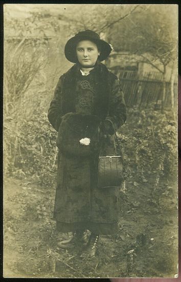 Slecna v klobouku a s kabelkou | antikvariat - detail pohlednice