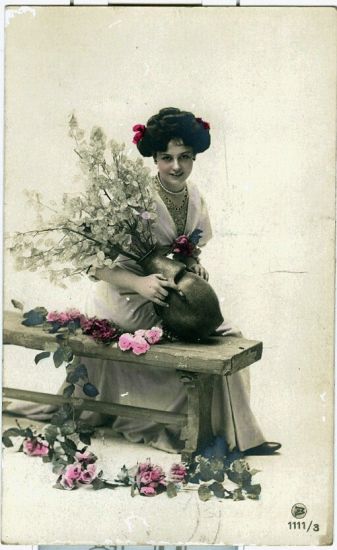 Dama s vazou kvetin | antikvariat - detail pohlednice