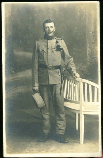 Vojak u lavicky | antikvariat - detail pohlednice