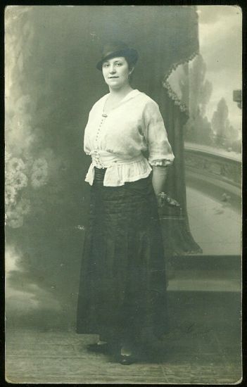 Dama v kloboucku | antikvariat - detail pohlednice